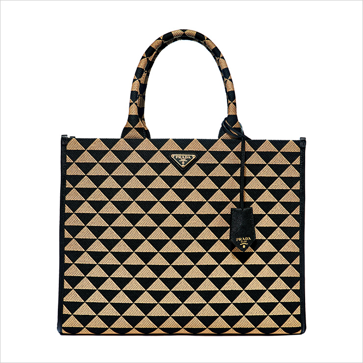 트라이앵글 패턴의 토트백은 가격 미정, Prada.