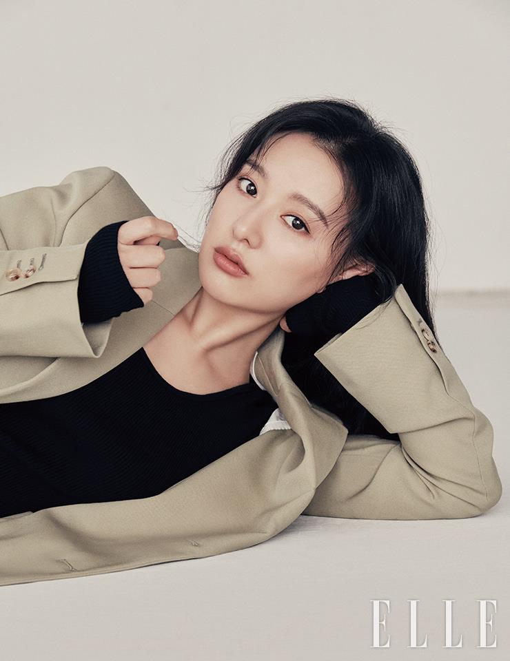 수트 재킷은 Bottea Veneta. 톱은 스타일리스트 소장품.
