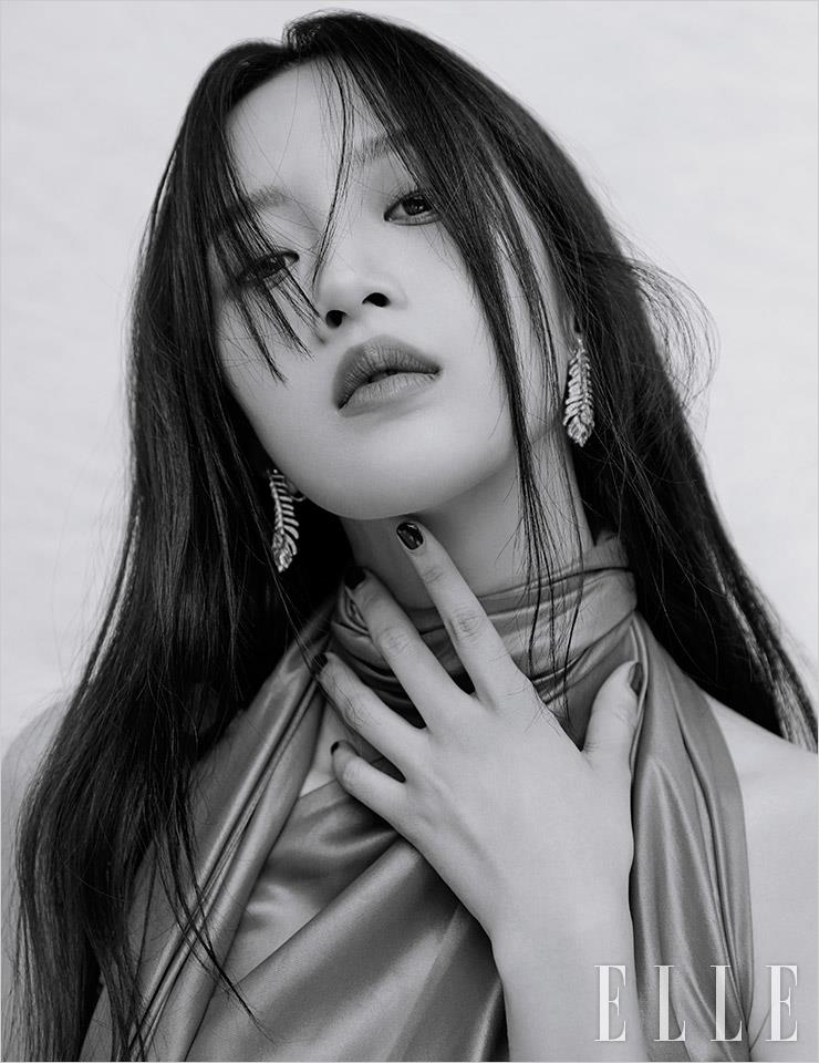 태슬 장식의 홀터넥 톱은 Bottega Veneta. 다이아몬드를 섬세하게 장식한 깃털 모티프의 ‘플륌 드 펑 미디엄’ 이어링은 Boucheron.