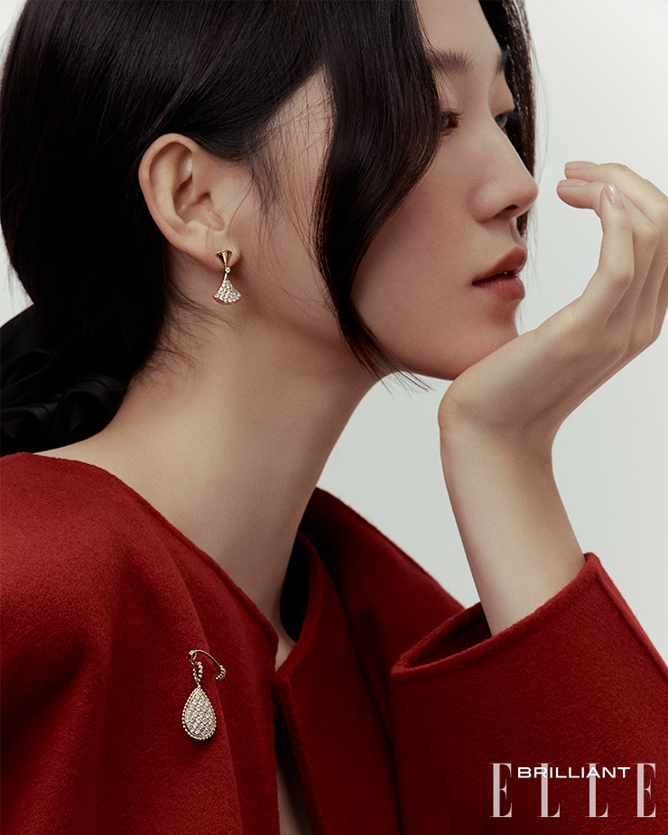 다이아몬드를 세팅한 ‘디바스 드림’ 이어링은 1천6백90만원 BULGARI. 핀을 활용해 브로치로 착용한 ‘쎄뻥 보헴 롱 라지’ 네크리스는 3천만원대 BOUCHERON. 레드 울 코트는 가격 미정 THEROW.