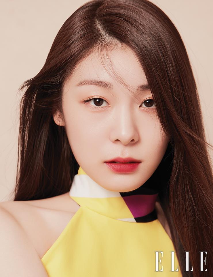 카메라를 지그시 응시하는 그녀의 꾸밈없는 눈빛과 자연스럽게 어우러진 따뜻한 무드의 아이 메이크업은 디올 5 꿀뢰르 꾸뛰르- 디올리비에라 리미티드 에디션, #779 리비에라로 연출했고, 입술은 디올 어딕트 립 틴트, #651 내추럴 로즈를 발라 깔끔하게 표현했다. 풍부한 자연 유래 성분과 체리 오일을 함유해 오랜 시간이 지나도 입술이 촉촉하고 편안하다. 사용 제품은 모두 Dior Beauty. 옐로 원피스는 Dior.