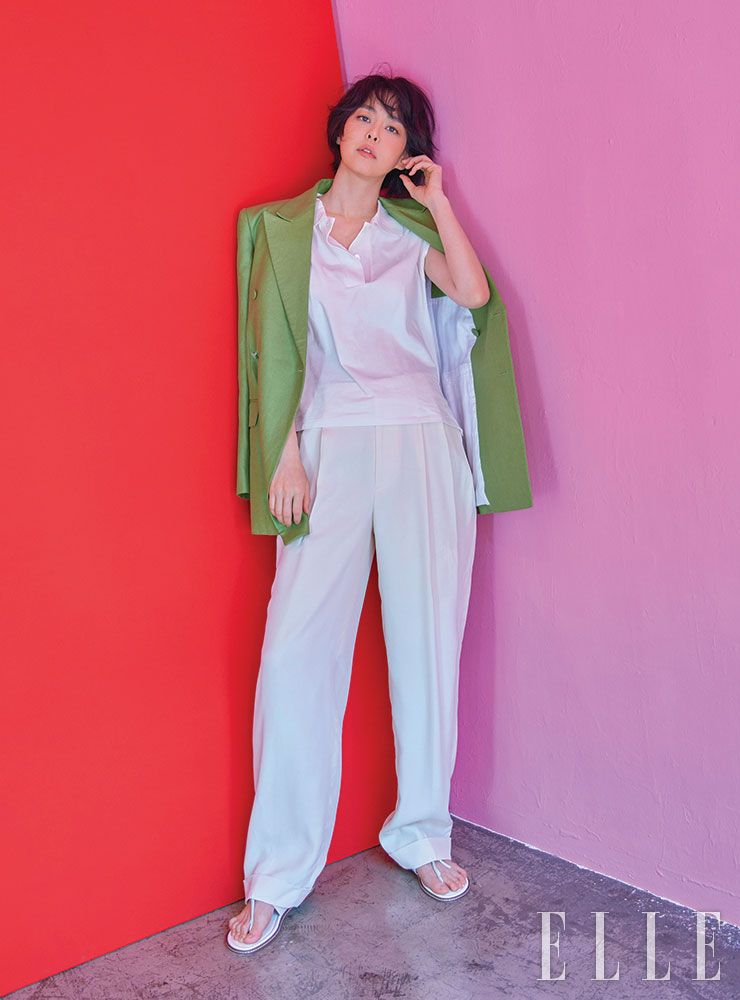 그린 재킷은 Kimseoryong. 화이트 톱은 Fred Perry. 화이트 샌들은 Michael Kors. 화이트 팬츠는 스타일리스트 소장품.