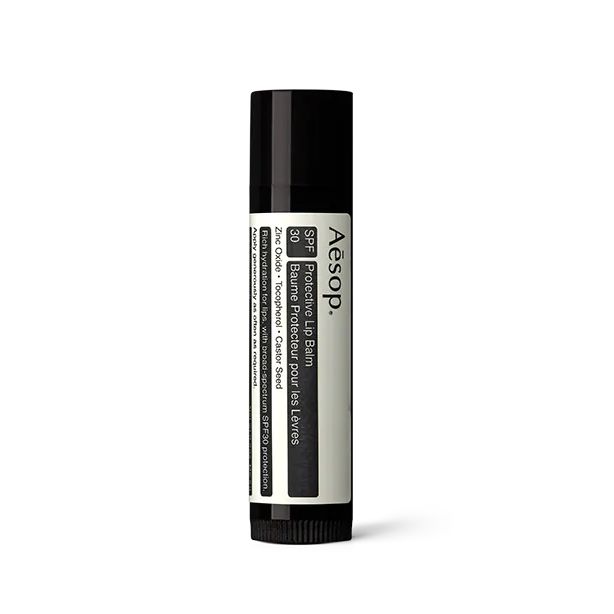 이솝 프로텍티브 립밤 SPF30 PA+ - 식물성 오일과 왁스 베이스에 무기, 유기 자외선 차단 성분을 모두 함유. 흰 왁스 제형에 신선한 시트러스 플로럴 계열 향. 5.5g 2만5천원.