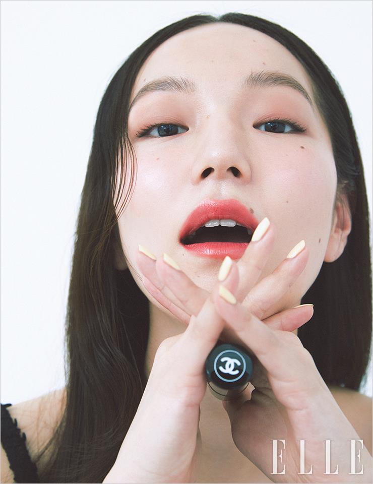 메구의 얼굴에 물기 어린 광채를 더한 바움 에쌍씨엘 글로우 스틱, 트렌스페어런트, Chanel. 블랙 트위드 슬리브리스 톱과 데님 팬츠, 벨트는 모두 Chanel. 실버 디테일의 오닉스 목걸이는 Agim Jewelry.