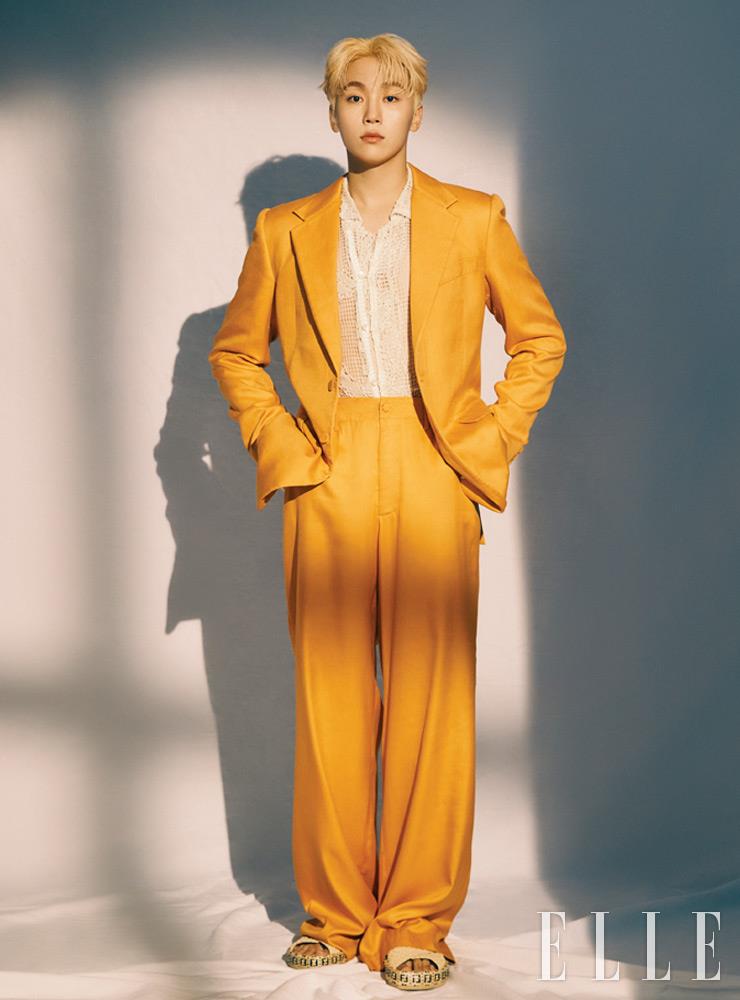 오버사이즈 수트는 Kimseoryong. 레이스 셔츠는 Bode. 슈즈는 Fendi.