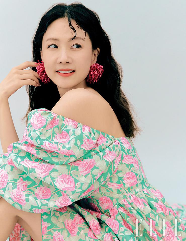 드레스는 Lang & Lu. 볼드한 이어링은 Fruta. 