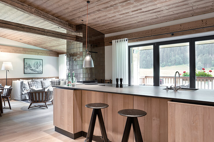 빌덴카이저 산이 바라다보이는 주방. 