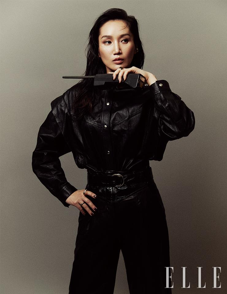 레더 셔츠와 레더 팬츠는 모두 Iro. 볼드한 링은 모두 Portrait Report.