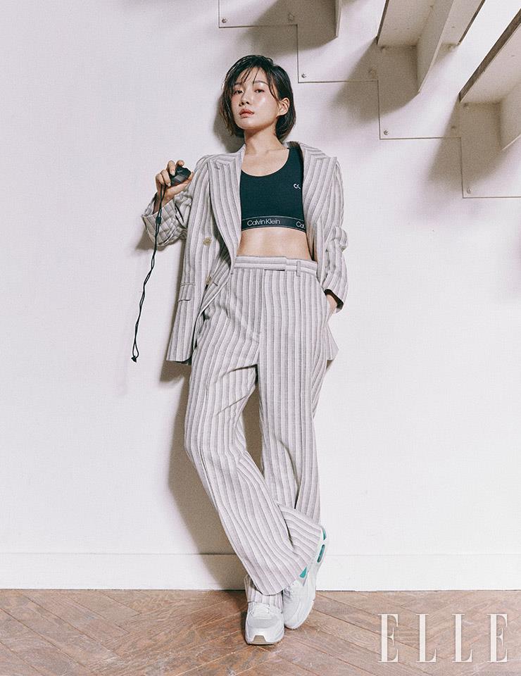 스트라이프 수트 세트업은 Acne Studios. 브라톱은 CalvinKlein Performance. 러닝화는 Nike.