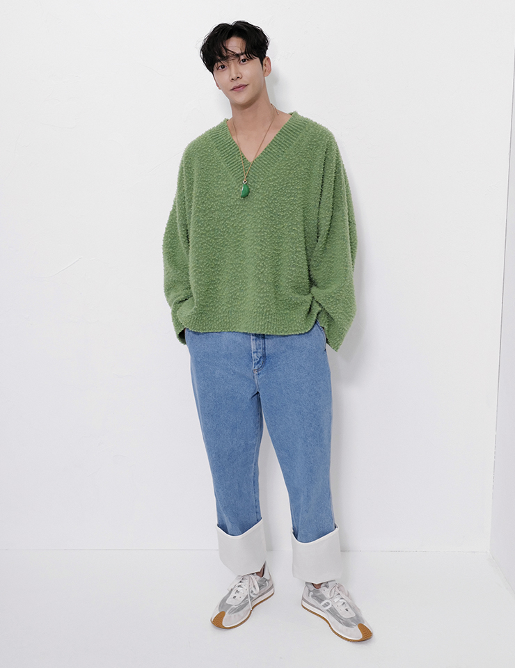 로에베의 남성 컬렉션 패션쇼에 등장한 SF9 로운.