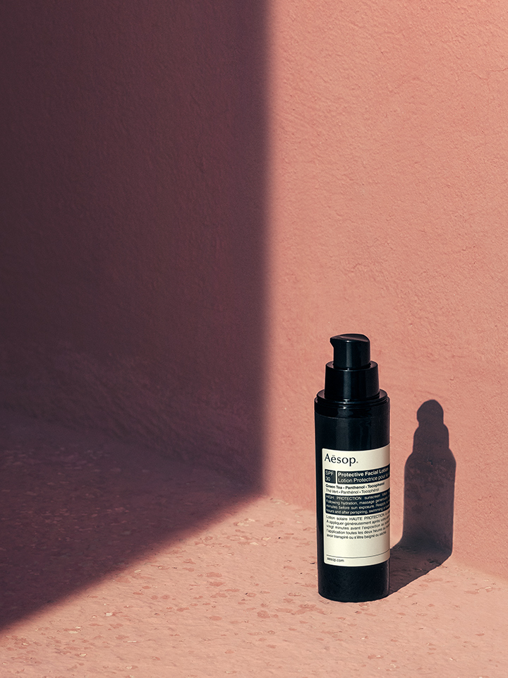 이솝 프로텍티브 페이셜 로션 SPF 30 - 판테놀과 스쿠알란, 녹차와 비타민 E를 함유해 촉촉하면서 자외선 차단 기능도 우수한 화학적 자외선 차단제 겸 보습제. 50mL 7만3천원. 