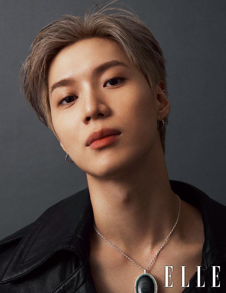 레더 코트는 Givenchy. 체인 네크리스는 Jiye Shin.