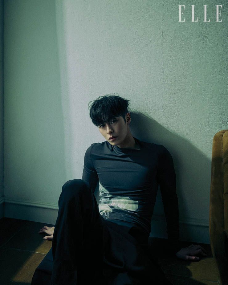  톱은 Wooyoungmi. 스커트는 Versace. 팬츠는 Valentino.