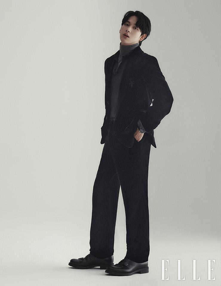 블랙 벨벳 재킷과 그레이 터틀넥 니트 톱, 블랙 니트 톱, 벨벳 팬츠, 레이스업 슈즈는 모두 Prada. 워치는 Omega.
