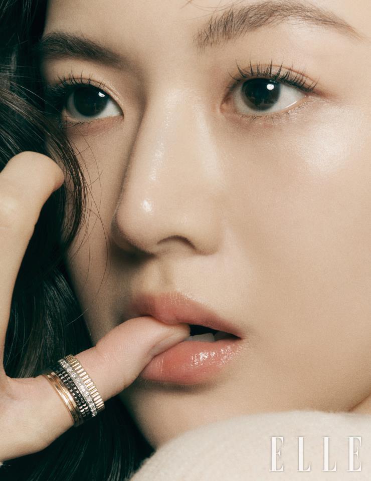 25개의 라운드 다이아몬드를 세팅한 콰트로 클래식 다이아몬드 라지 링은 Boucheron. 톱은 스타일리스트 소장품.
