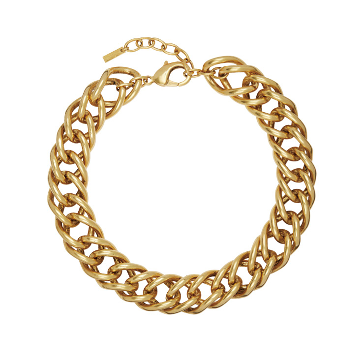 네크라인에 타이트하게 올라붙는 체인 네크리스는 가격 미정, Saint Laurent by Anthony Vaccarello.