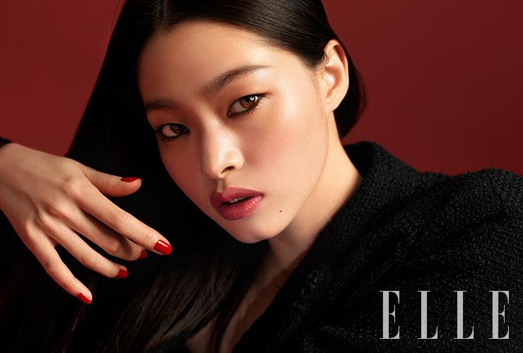 N°1 DE CHANEL 레드 까멜리아 파운데이션, B10으로 피부 톤을 균일하게 정돈하고, 강렬한 블랙 컬러 아이라이너인 스틸로 이으 워터프루프, 88 노아 엥땅스를 눈 위아래 점막에 러프하게 터치한다. 입술에 톤다운된 핑크 컬러인 루쥬 알뤼르 렉스트레, 818을 발라 매혹적인 무드를 완성. 사용 제품은 모두 Chanel.