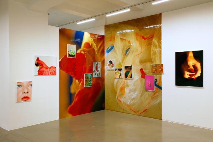 패션을 소재로 전개된 1990년~2000년대 상업 사진을 탐색하는 2전시실.