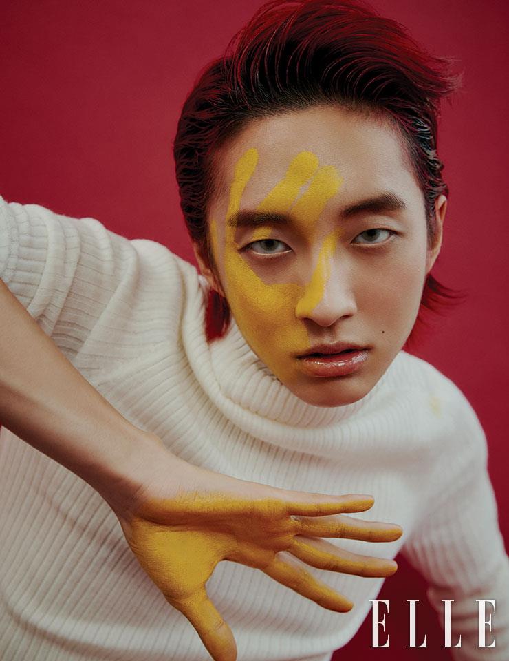전문가용 컬러 팔레트인 Make Up For Ever 컬러 케이스에 든 옐로 크림을 손바닥에 전체적으로 바른 다음 한쪽 얼굴에 지그시 눌러 표현했다. 터틀넥 니트 톱은 Juicy Couture. 