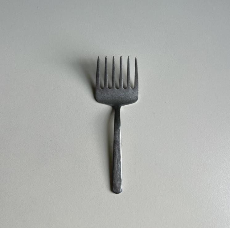 미니멀한 디자인에 한끗 포인트가 있는 코마스(Comas)의 포크와 버터 나이프.