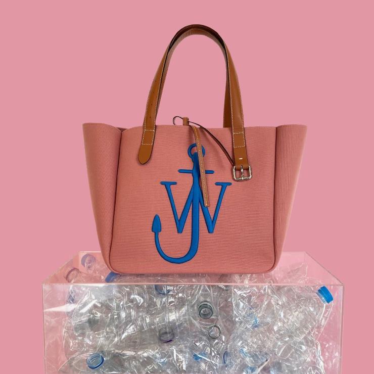 500ml PET병 8.5개를 재활용한 소재로 만든 JW 앤더슨 리사이클 벨트 토트백