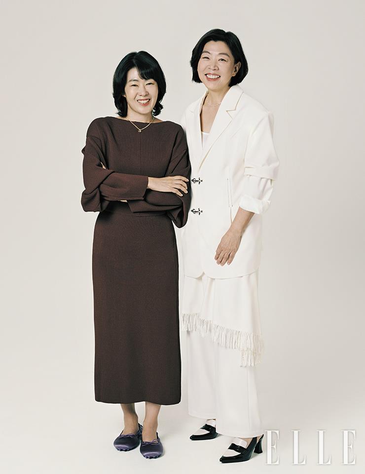(왼쪽부터) 구정은이 입은 브라운 니트 톱과 스커트, 로퍼는 모두 Tod’s. 오애리가 입은 화이트 재킷과 스커트, 팬츠는 모두 Kime. 힐은 Briana. 네크리스는 스타일리스트 소장품.