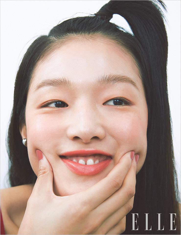레 베쥬 젤 쿠션, N°20을 퍼프에 묻혀 피부에 가볍게 두드리듯 발라 물기 어린 피부에서 배어 나오는 듯한 생기와 윤기를 표현한다. 바움 에쌍씨엘 글로우 스틱, 트렌스페어런트를 광대뼈와 콧등, 이마, 턱 끝, 입술산에 발라 더욱 건강하게 빛나는 글로를 연출. 레 베쥬 워터-프레시 블러셔, 라이트 피치의 복숭앗빛 코럴 컬러로 눈꺼풀부터 애굣살, 양 볼과 턱 끝까지 원 톤으로 물들이고 루쥬 코코 밤, 916 플러티 코랄을 입술에 발라 마무리한다. 사용 제품은 모두 Chanel.