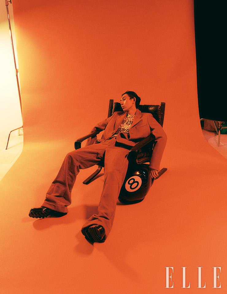 재킷과 팬츠는 모두 Marni by Boontheshop. 레오퍼드 패턴 티셔츠는 Cool T.M by Boontheshop. 러버 슈즈는 Bottega Veneta.