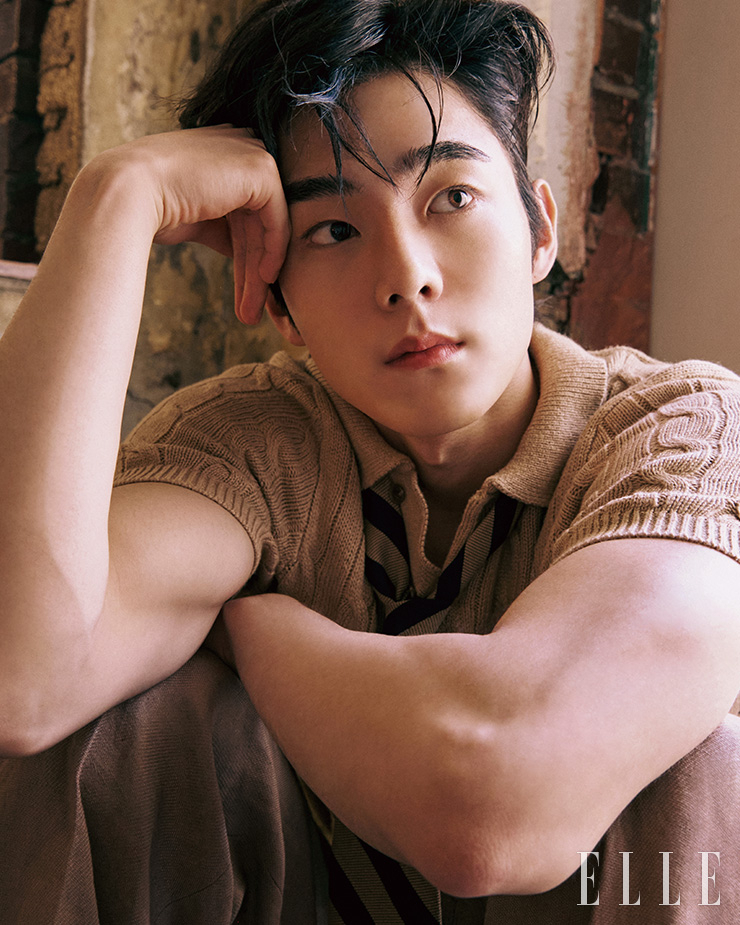 니트는 Polo Ralph Lauren. 팬츠는 Kimseoryong.  타이는 스타일리스트 소장품.