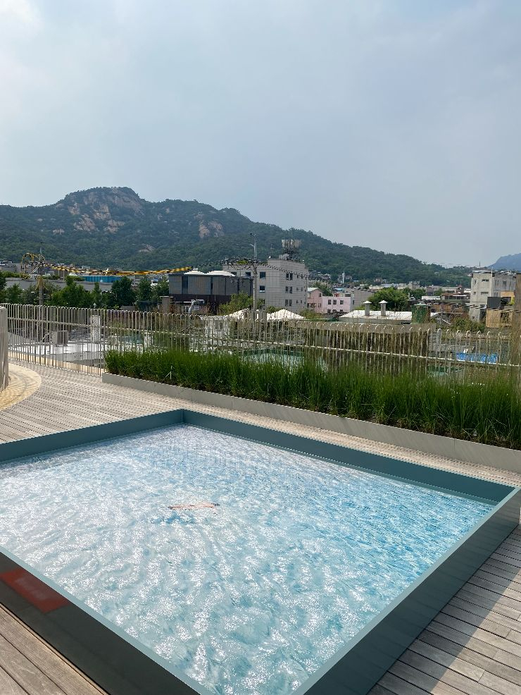 인왕산과 북악산이 파노라마로 펼쳐지는 야외 테라스에는 따뜻한 촉감을 전해주는 해변 사진을 디스플레이했다.