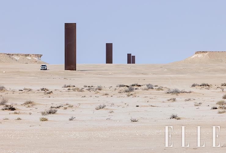 리처드 세라(Richard Serra)의 ‘이스트-웨스트, 웨스트-이스트(East-West, West-East)’.