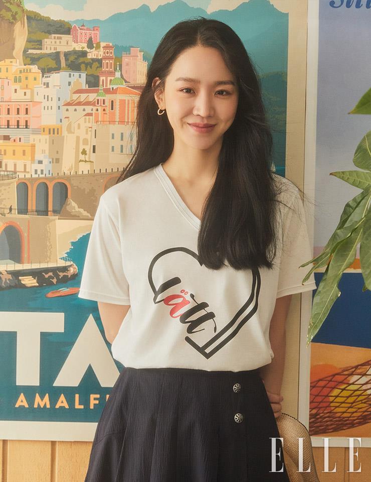 로고가 프린팅 된 브이넥 티셔츠, 스커트, 니트 햇 모두 래트.