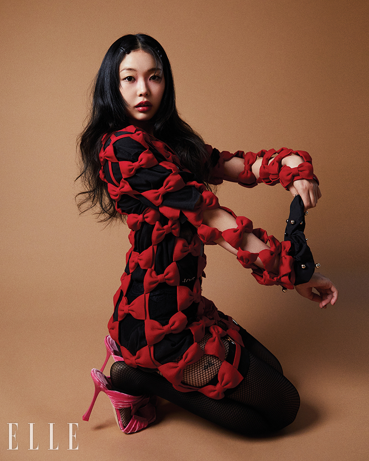 보타이 디테일의 드레스는 Valentino. 가터벨트와 스타킹은 모두 Dolce & Gabbana. 스크런치는 Arket. 티셔츠와 슈즈, 레이어드한 네트 타이츠는 모두 스타일리스트 소장품.