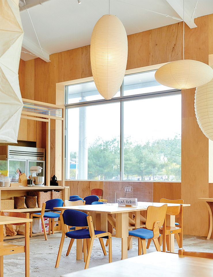 원목 가구와 종이로 만든 전등갓으로 아늑한 느낌을 살린 호텔 더일마의 실내.