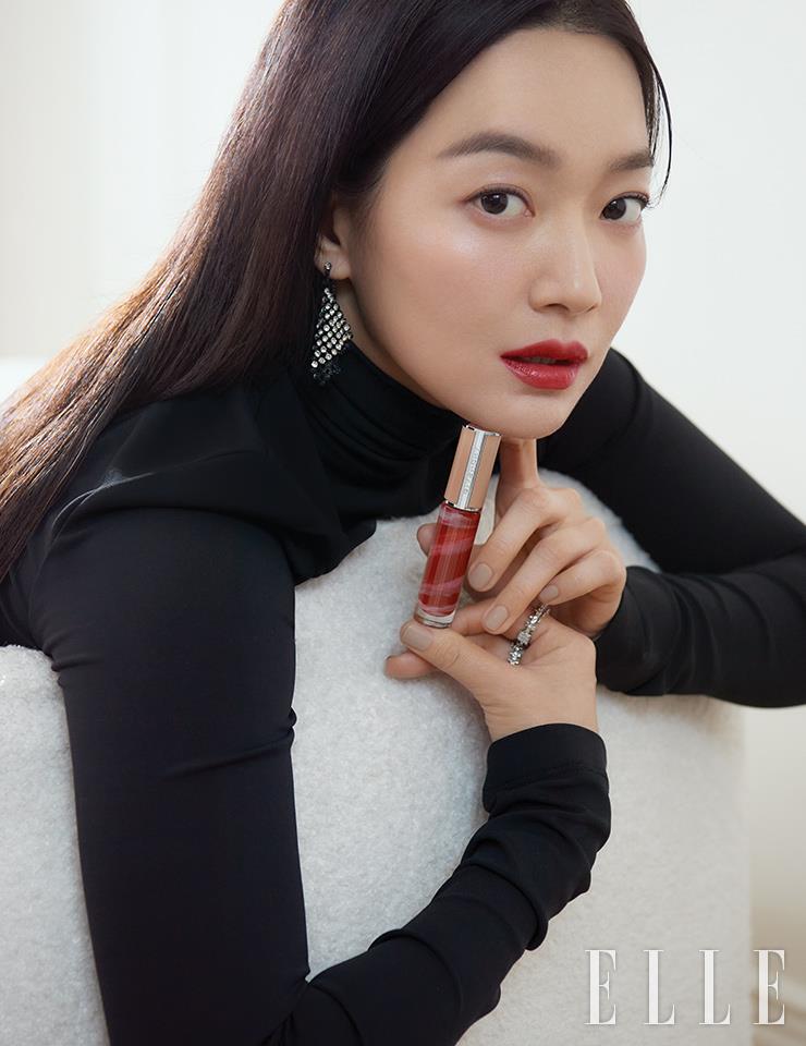 풍부한 자연 유래 추출물이 피부에 수분을 공급하고 즉각적으로 안색을 개선해 주는 프리즘 리브르 프렙 & 셋 글로우 미스트를 뿌린 뒤 고루 펴 발라 흡수시킨다. 그 위에 프리즘 리브르 글로우 파운데이션을 얇게 바르고 스킨 퍼펙토 컴팩트 크림을 다시 한 번 덧발라 피부에 반사판을 댄 듯 자연스럽고 우아하게 빛나는 글로우를 표현한다. 로즈 퍼펙토 리퀴드 립밤, N37 루즈 그레네를 입술에 발라 글로시한 레드 립을 매치한 다음, 다시 한 번 프리즘 리브르 프렙 & 셋 글로우 미스트를 뿌려 메이크업을 고정하고 광채를 부스팅한다. 사용 제품은 모두 Givenchy Beauty.