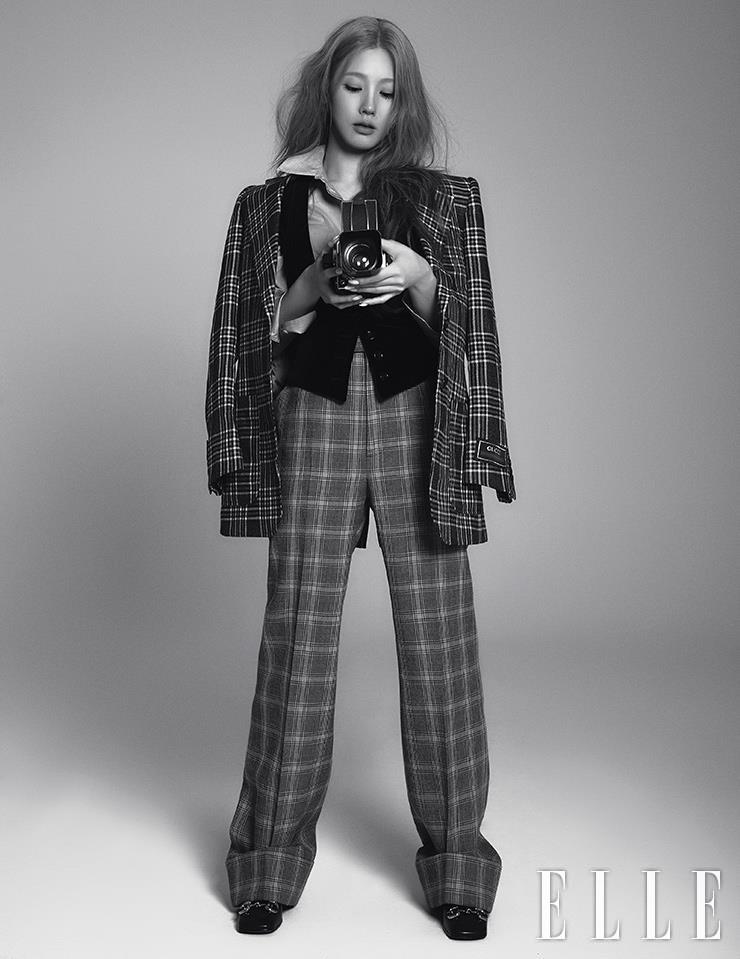 재킷과 베스트, 팬츠, 슈즈는 모두 Gucci. 셔츠는 Cos.
