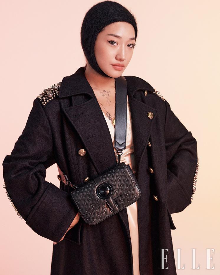  콤팩트한 사이즈로 손에 들거나 숄더 스트랩을 활용해 크로스 백으로도 활용 가능한 ‘울트라블랙 크로스 클러치’는 Montblanc. 슬립 드레스, 코트, 발라클라바, 슈즈는 모두 Miu Miu.