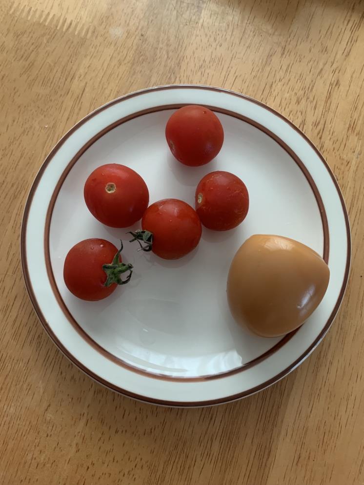 아침마다 챙겨 먹은 방울토마토 5알과 구운 계란