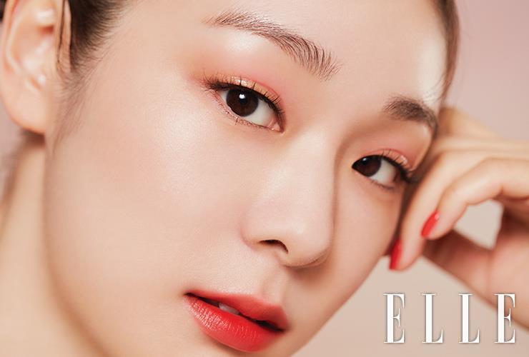 디올 포에버 24H 웨어 하이 퍼펙션 파운데이션으로 세련된 피부 표현을 완성하고, 디올 어딕트 립 틴트, #561 내추럴 포피로 오렌지 과즙을 베어 문 듯, 상큼한 립 메이크업을 표현했다. 사용 제품은 모두 Dior Beauty.