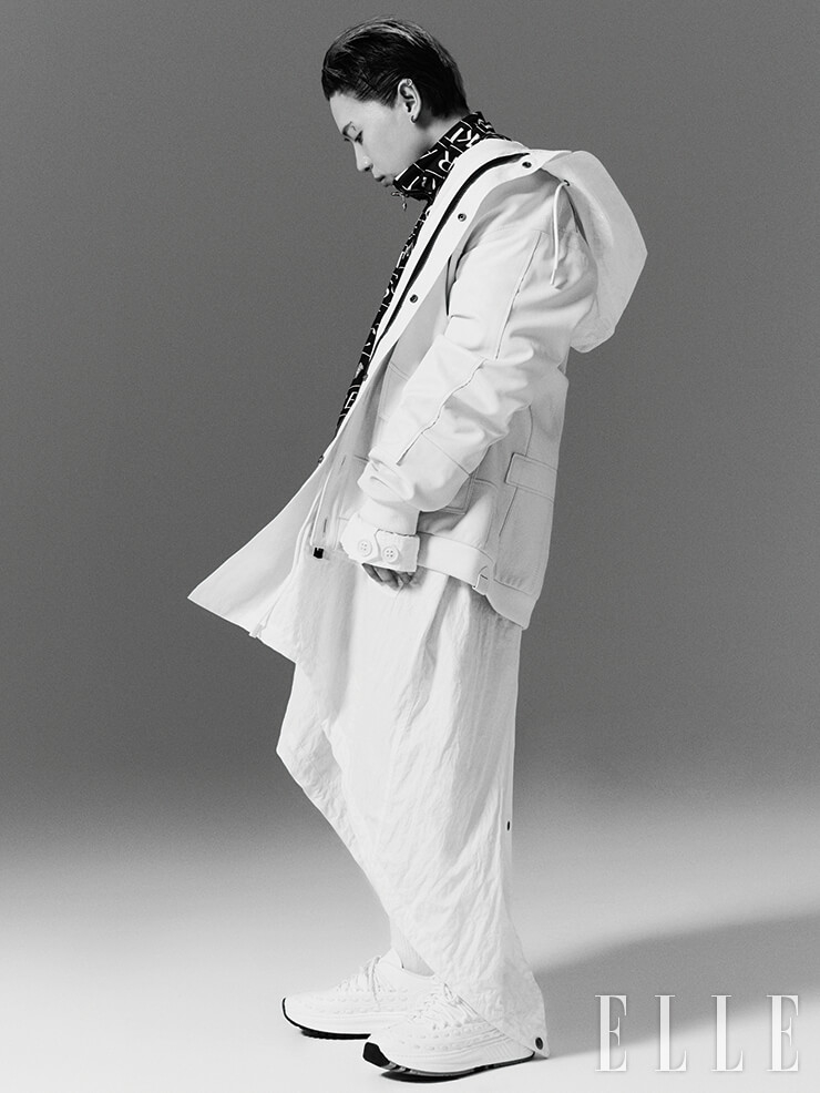 나플라가 입은 레더 패치워크 카디건과 후디드 밀리터리 코트는 가격 미정, 모두 Coach. 베르사체 로고 집업 재킷은 2백70만원, Kith x Versace. 반다나 프린트 쇼츠는 89만원, Alexander Wang. 세련된 레이스 장식이 돋보이는 로 톱 스니커즈는 1백20만5천원, Bottega Veneta. 