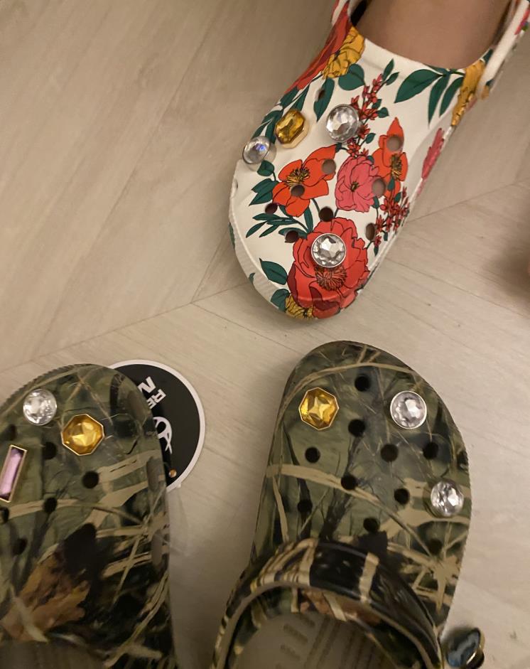 클래식 리얼트리&reg; V2은 6만4900원, 지비츠&trade;참은 개당 5천원 by Crocs