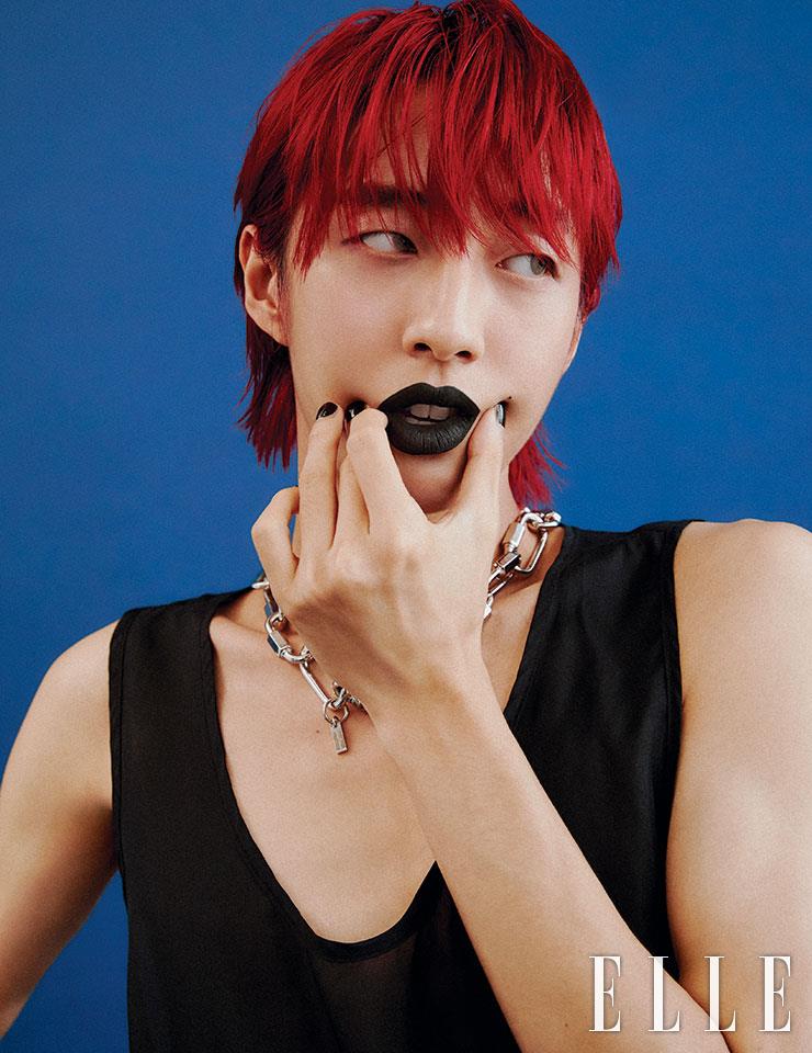  이마와 콧대, 눈 밑, 광대뼈, 눈꺼풀 등 광택감을 표현하고 싶은 부위에 Chanel 바움 에쌍씨엘 글로우 스틱을 발라준다. 블랙 컬러 젤 라이너를 립 브러시에 묻혀 입술 전체에 과감하게 바르면 완성. 슬리브리스 톱은 Kimseoryong Homme. 체인 네크리스는 Portrait Report.