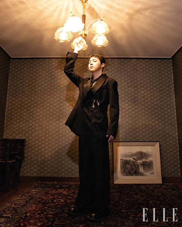재킷과 팬츠는 모두 Emporio Armani. 슈즈는 Alexander McQueen.
