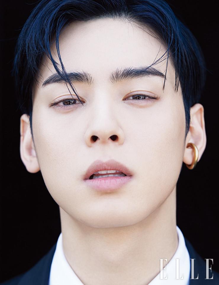 수트와 셔츠는 Dunhill. 이어 커프는 Portrait Report.