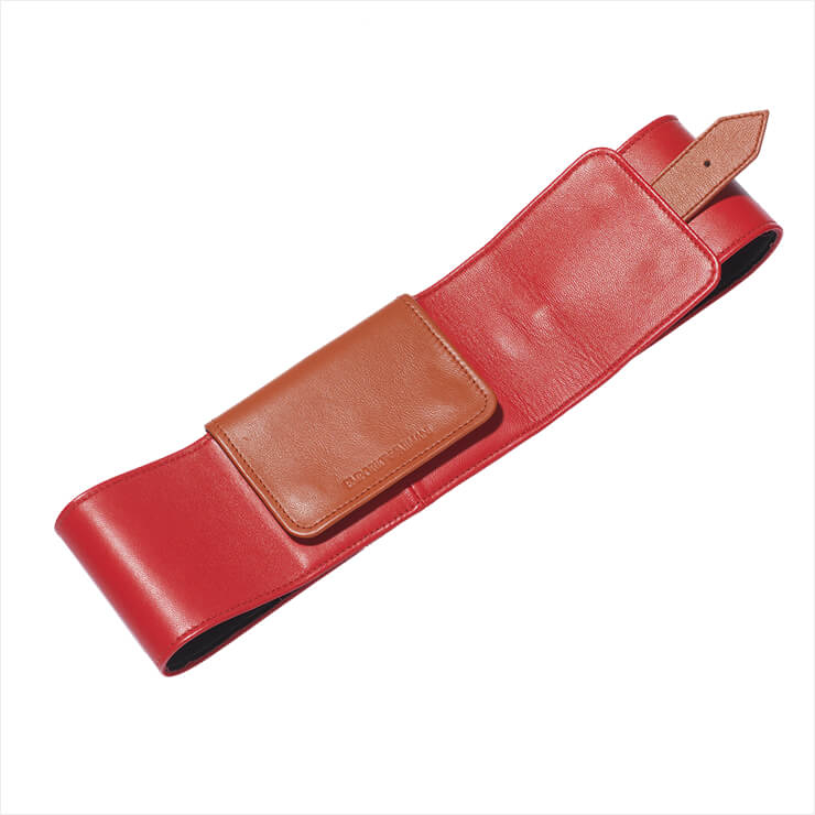 코트 밖에 매치하면 좋은 와이드 벨트는 가격 미정, Emporio Armani.