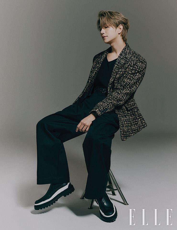 조슈아가 입은 재킷은 Seen. 팬츠는 JW Anderson. 슈즈는 Dior Men. 