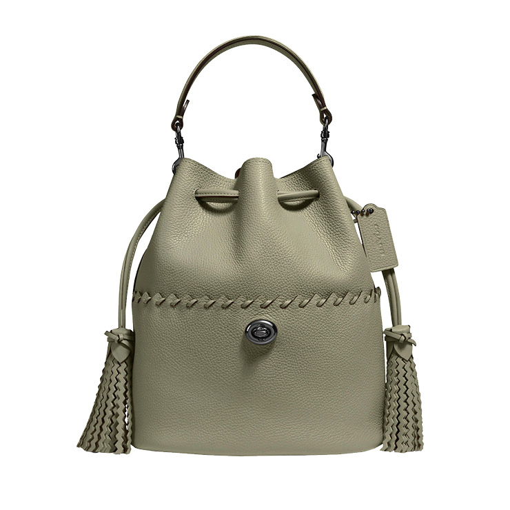 가을 분위기가 느껴지는 톤다운된 컬러의 버킷 백은 62만원, Coach.