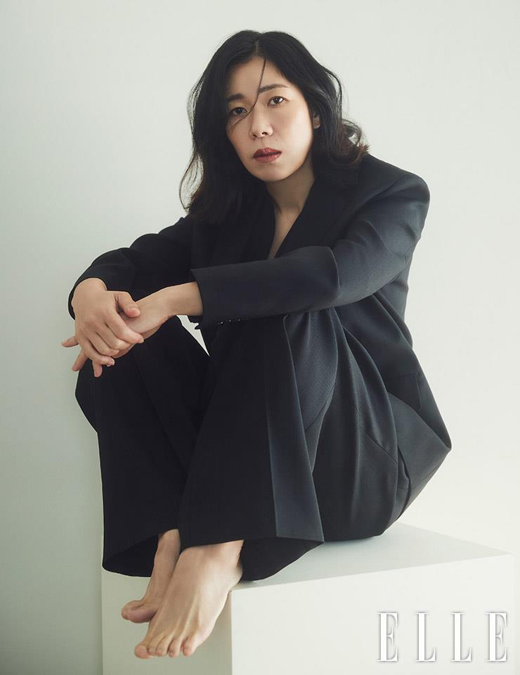오버사이즈 재킷과 와이드 팬츠, 콤비 베스트는 모두 COS.