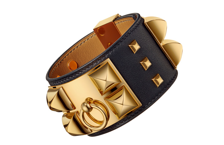 피라미드 스터드와 링으로 장식한 레더 브레이슬렛은 가격 미정, Herm&egrave;s.