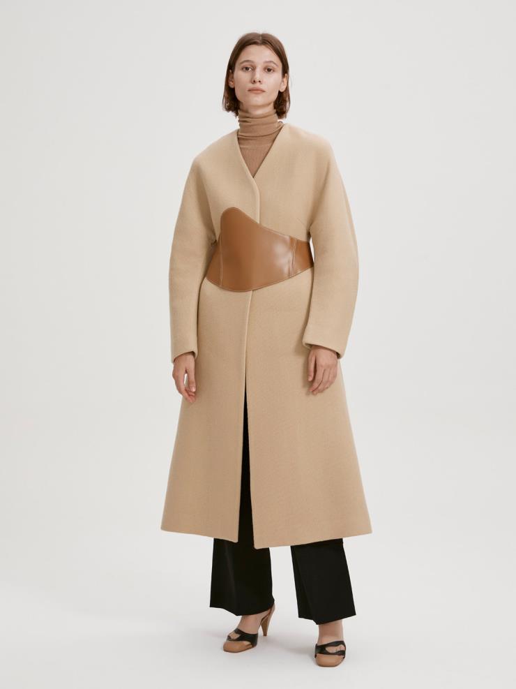 클래식한 멋이 느껴지는 비대칭 곡선 쉐이프의 레더 벨트, RECTO